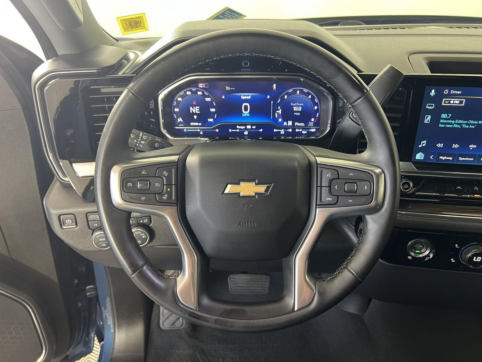 Used 2024 Lakeshore Blue Metallic Chevrolet LT image 9
