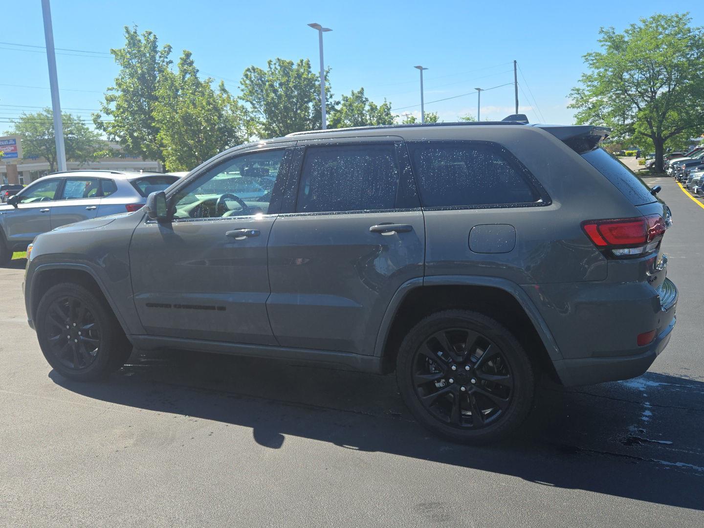 Used 2022 Sting-Gray Clearcoat Jeep Laredo X image 3