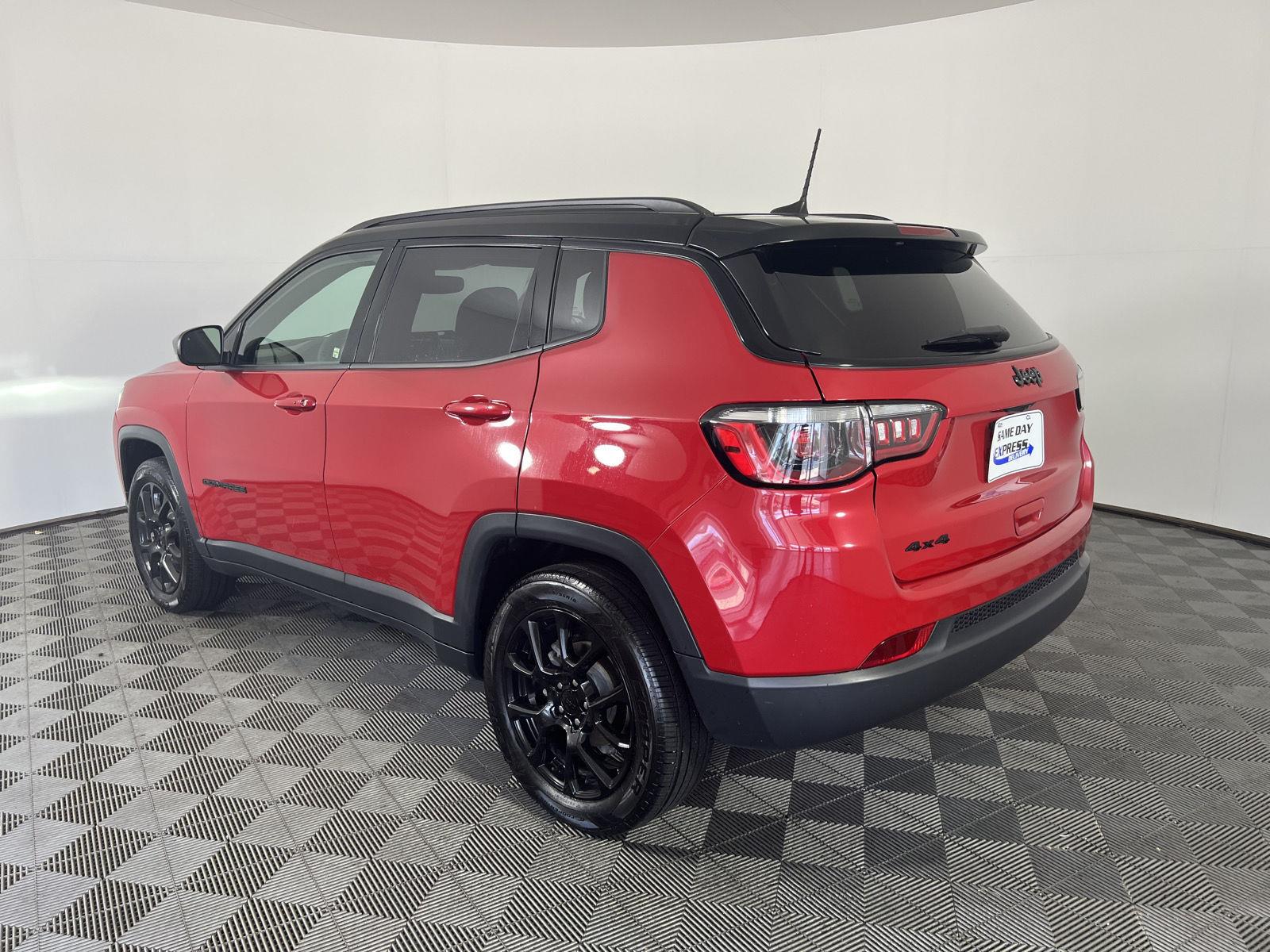 Used 2023 Redline Pearlcoat Jeep Altitude image 27