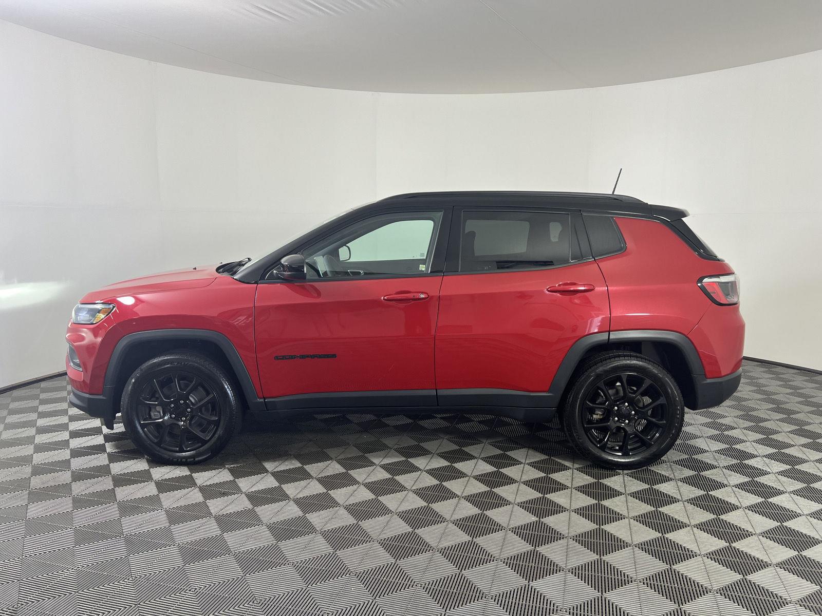 Used 2023 Redline Pearlcoat Jeep Altitude image 28