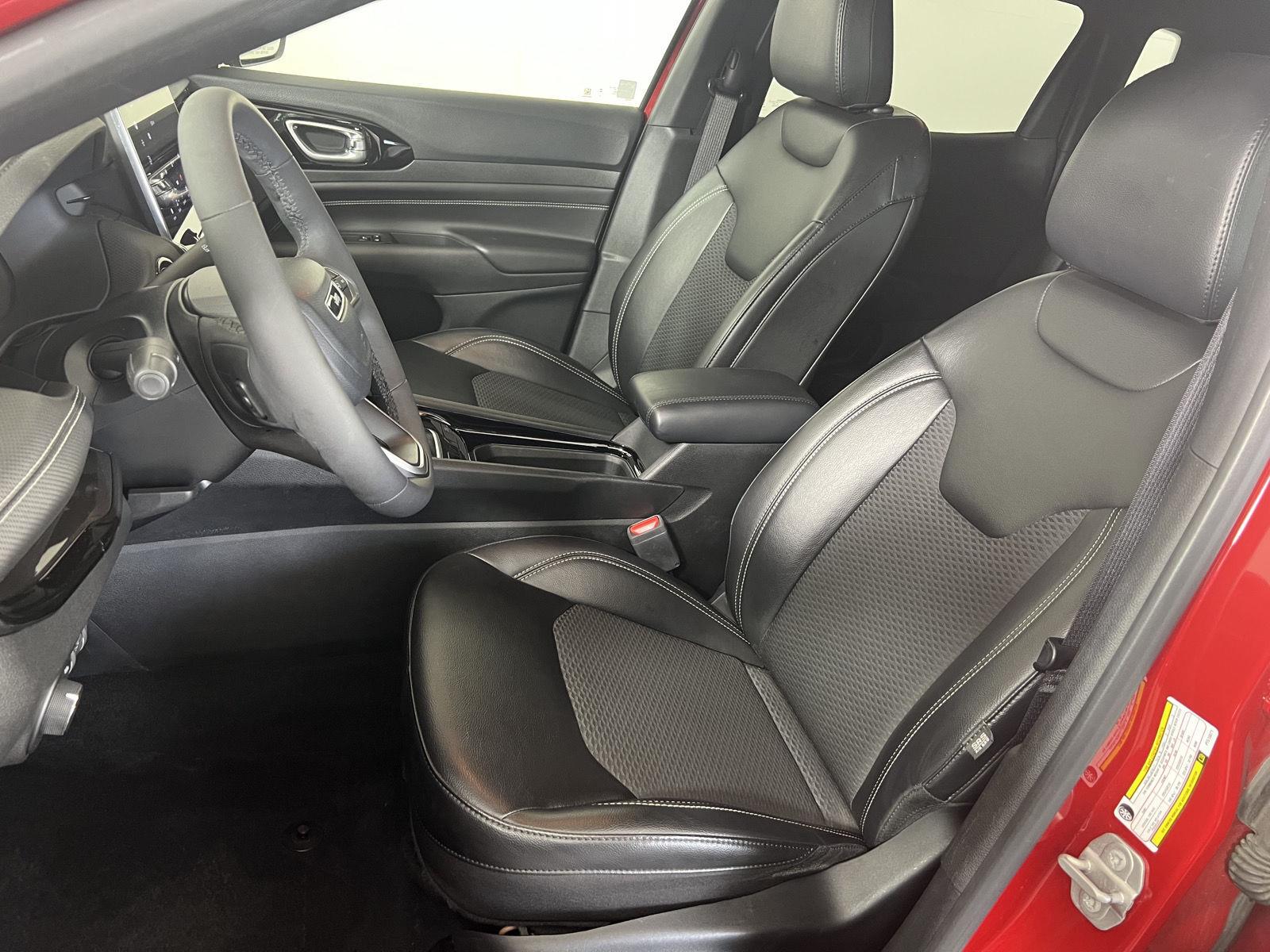 Used 2023 Redline Pearlcoat Jeep Altitude image 5