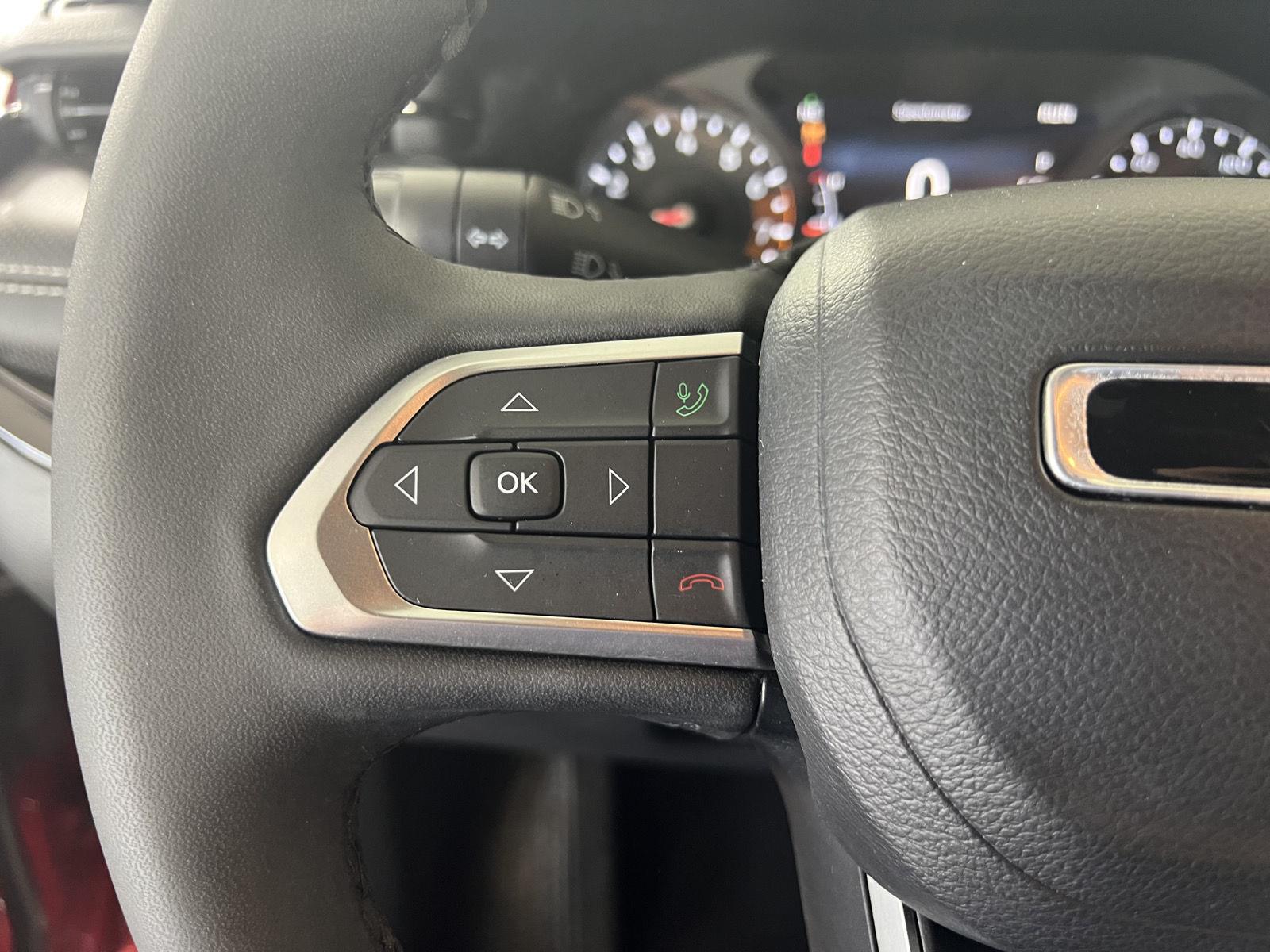 Used 2023 Redline Pearlcoat Jeep Altitude image 9