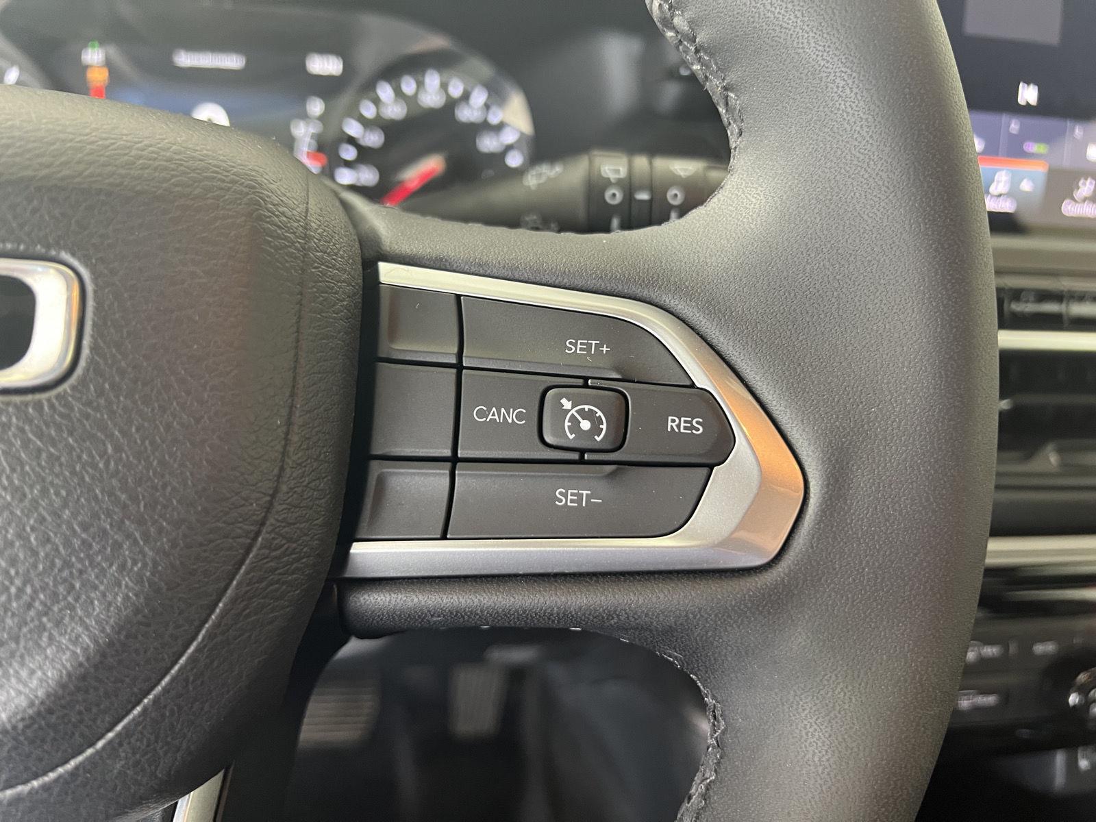 Used 2023 Redline Pearlcoat Jeep Altitude image 10