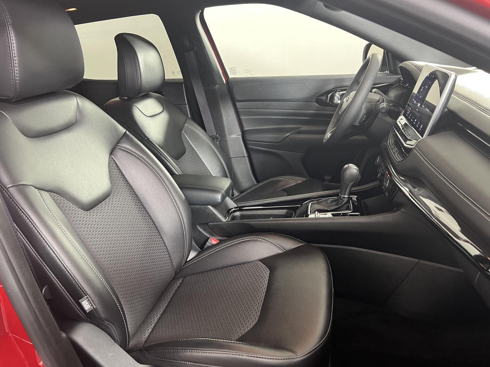 Used 2023 Redline Pearlcoat Jeep Altitude image 22