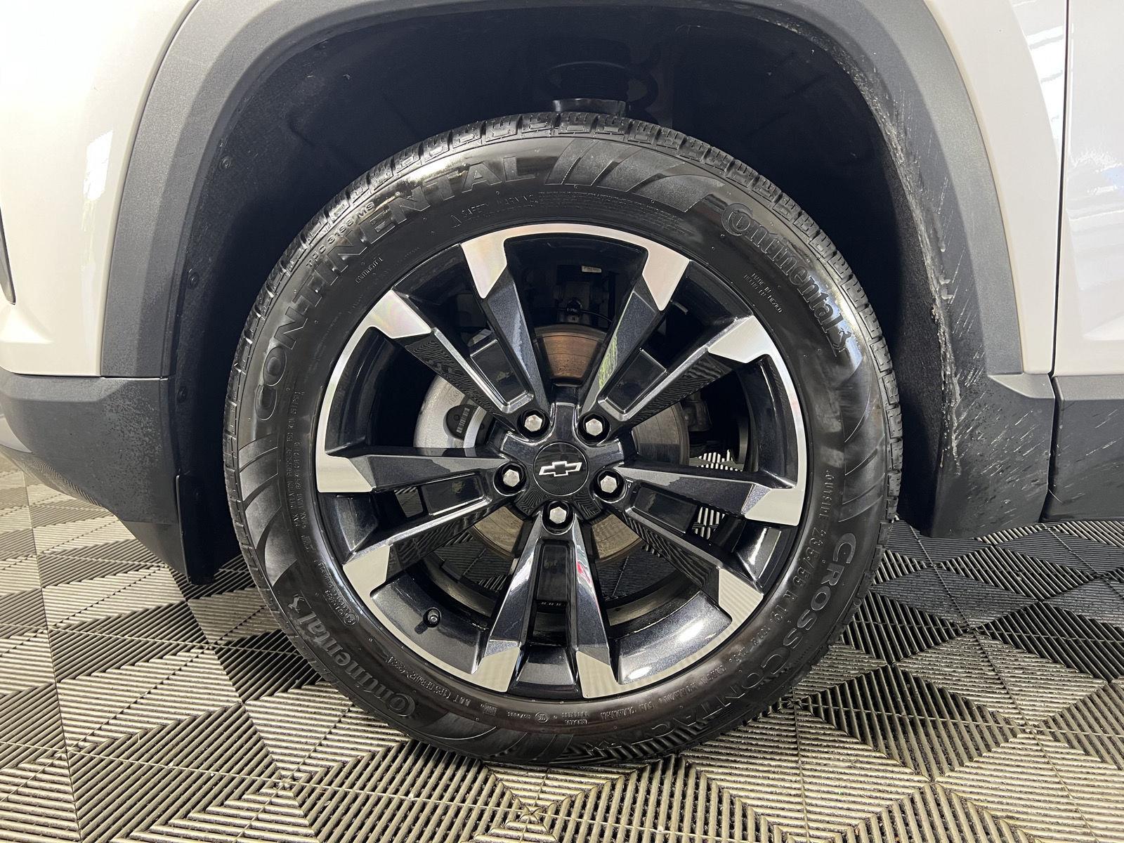 Used 2025 Iridescent Pearl Tricoat Chevrolet AWD RS image 19
