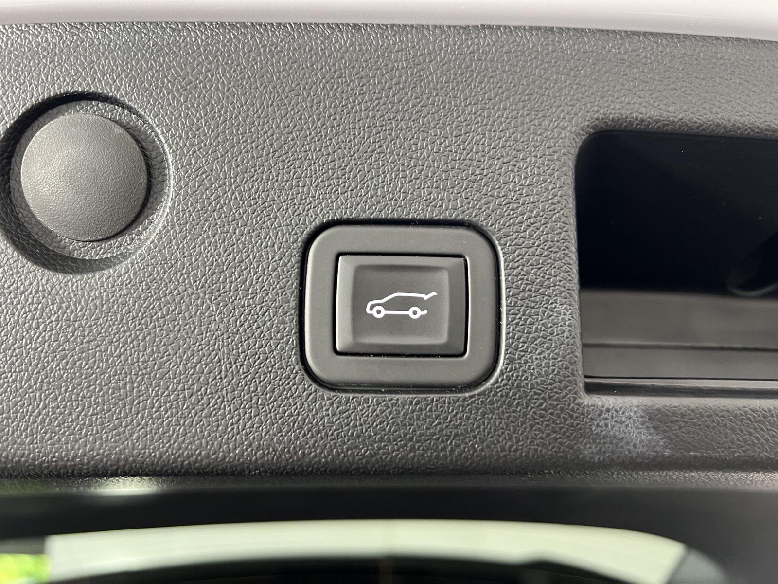 Used 2025 Iridescent Pearl Tricoat Chevrolet AWD RS image 39