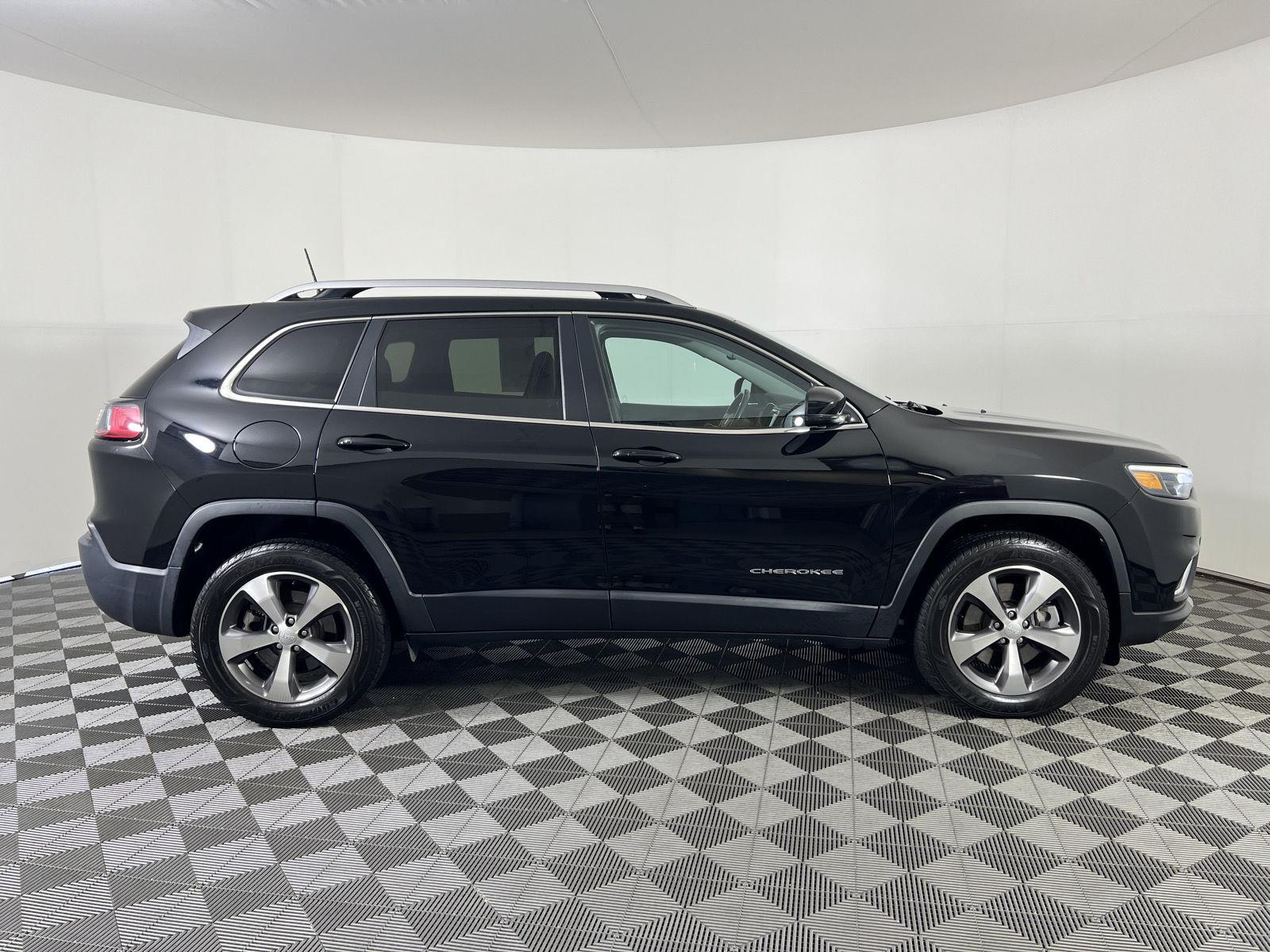 Used 2020 Diamond Black Crystal Pearlcoat Jeep Limited image 30