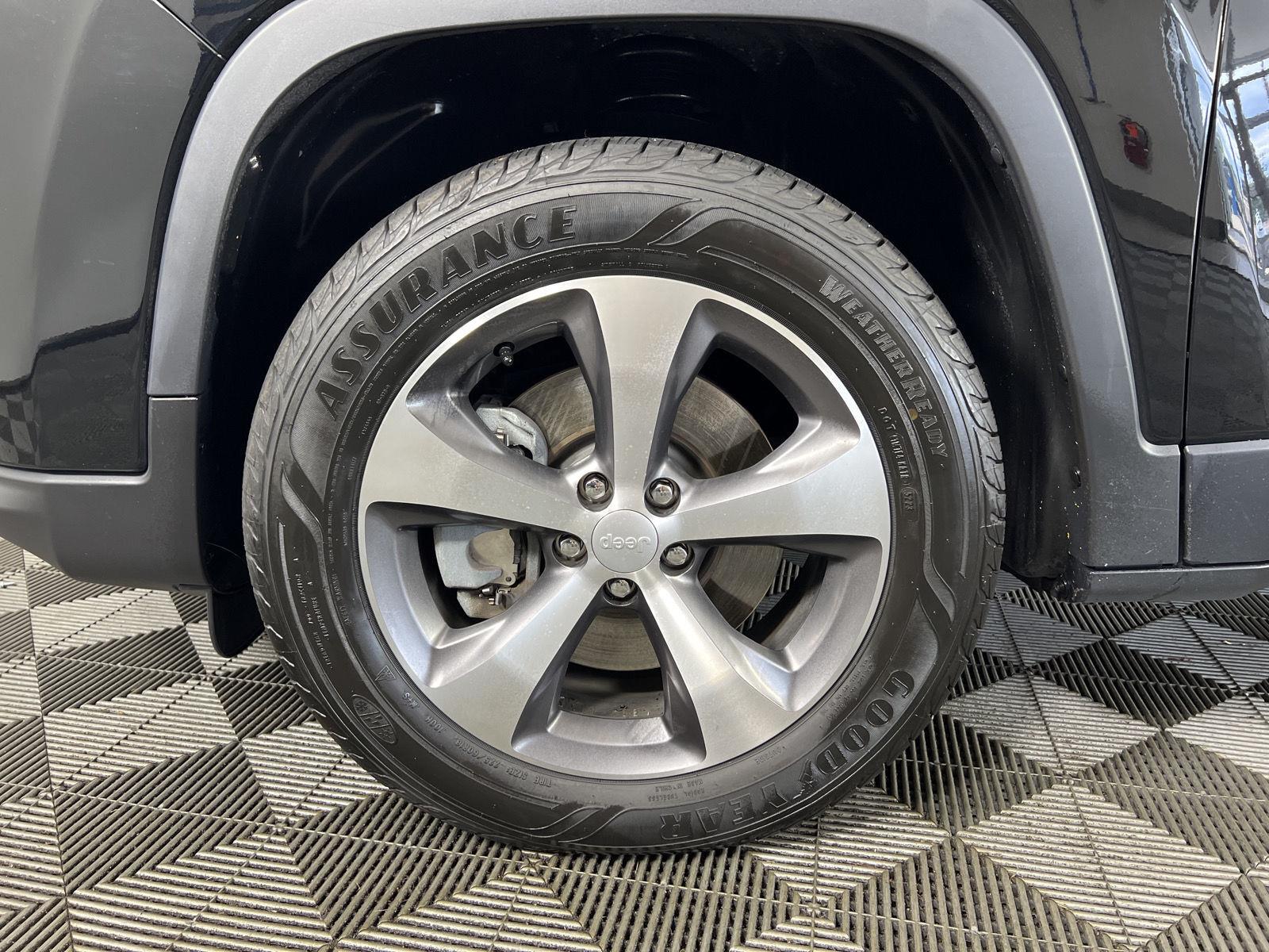 Used 2020 Diamond Black Crystal Pearlcoat Jeep Limited image 31