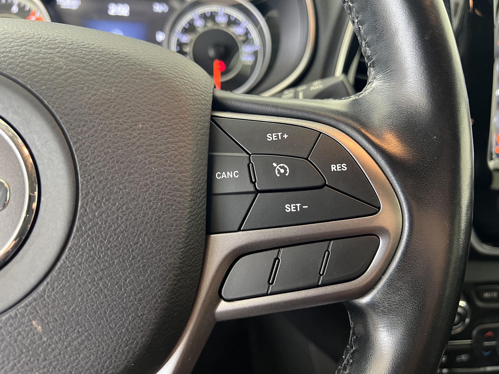 Used 2020 Diamond Black Crystal Pearlcoat Jeep Limited image 10