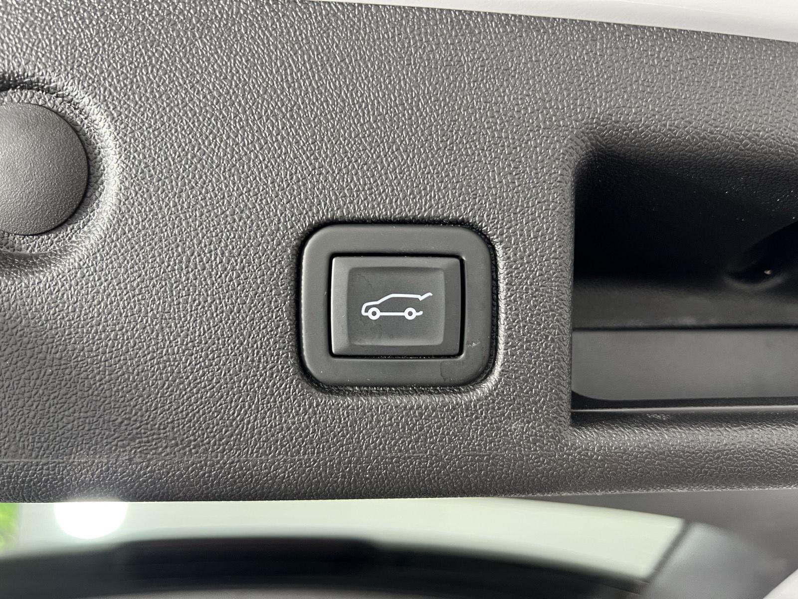 Used 2024 Iridescent Pearl Tricoat Chevrolet LT image 20