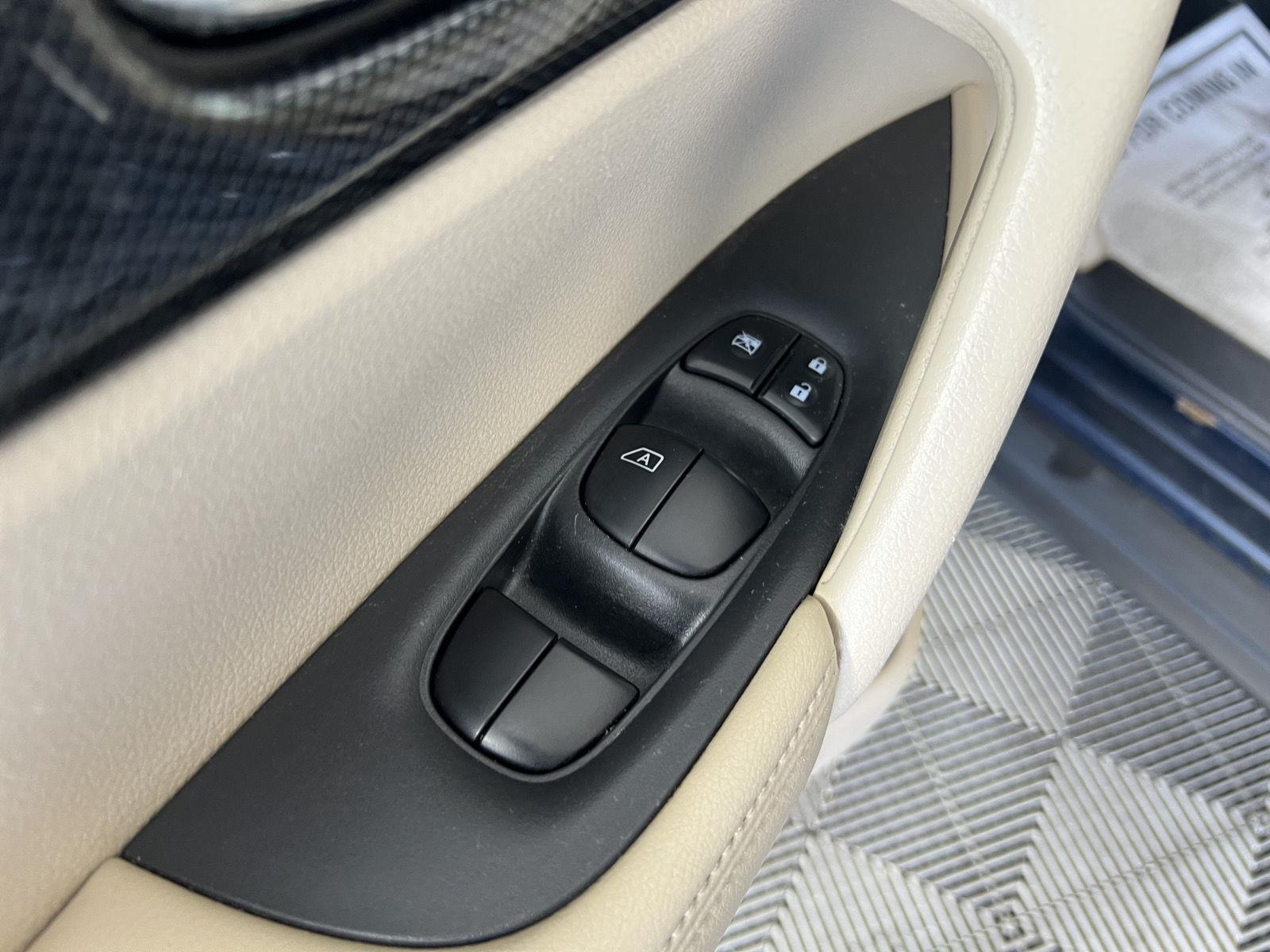 Used 2016 Arctic Blue Metallic Nissan SL image 9