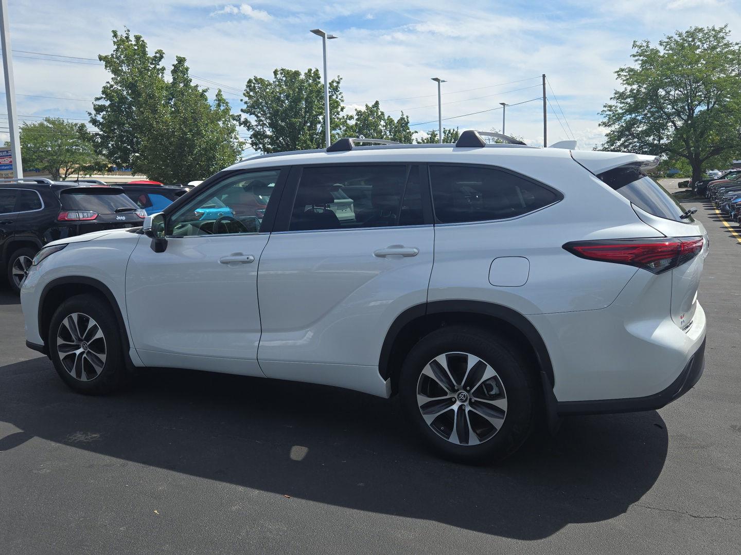 Used 2023 Wind Chill Pearl Toyota XLE image 3