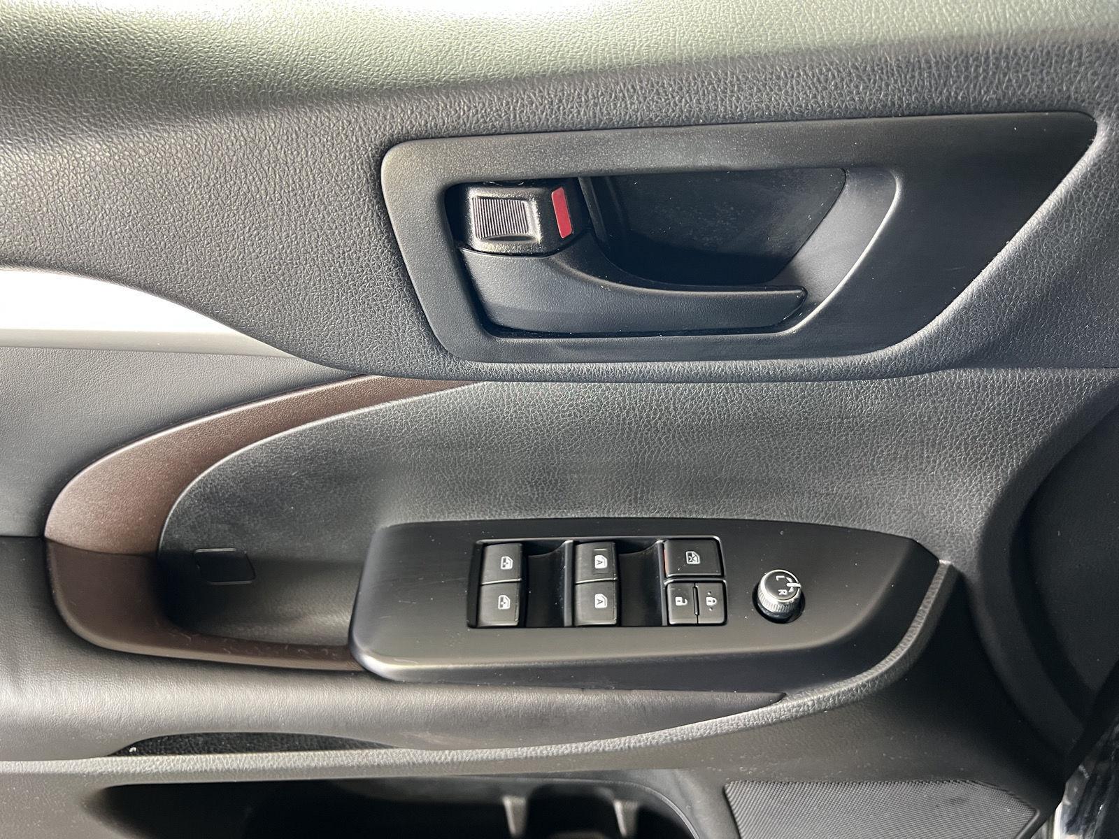 Used 2018 Bk Toyota LE image 7