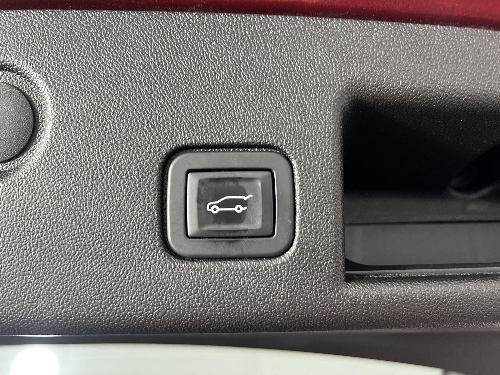 Used 2018 Cajun Red Tintcoat Chevrolet Premier image 23