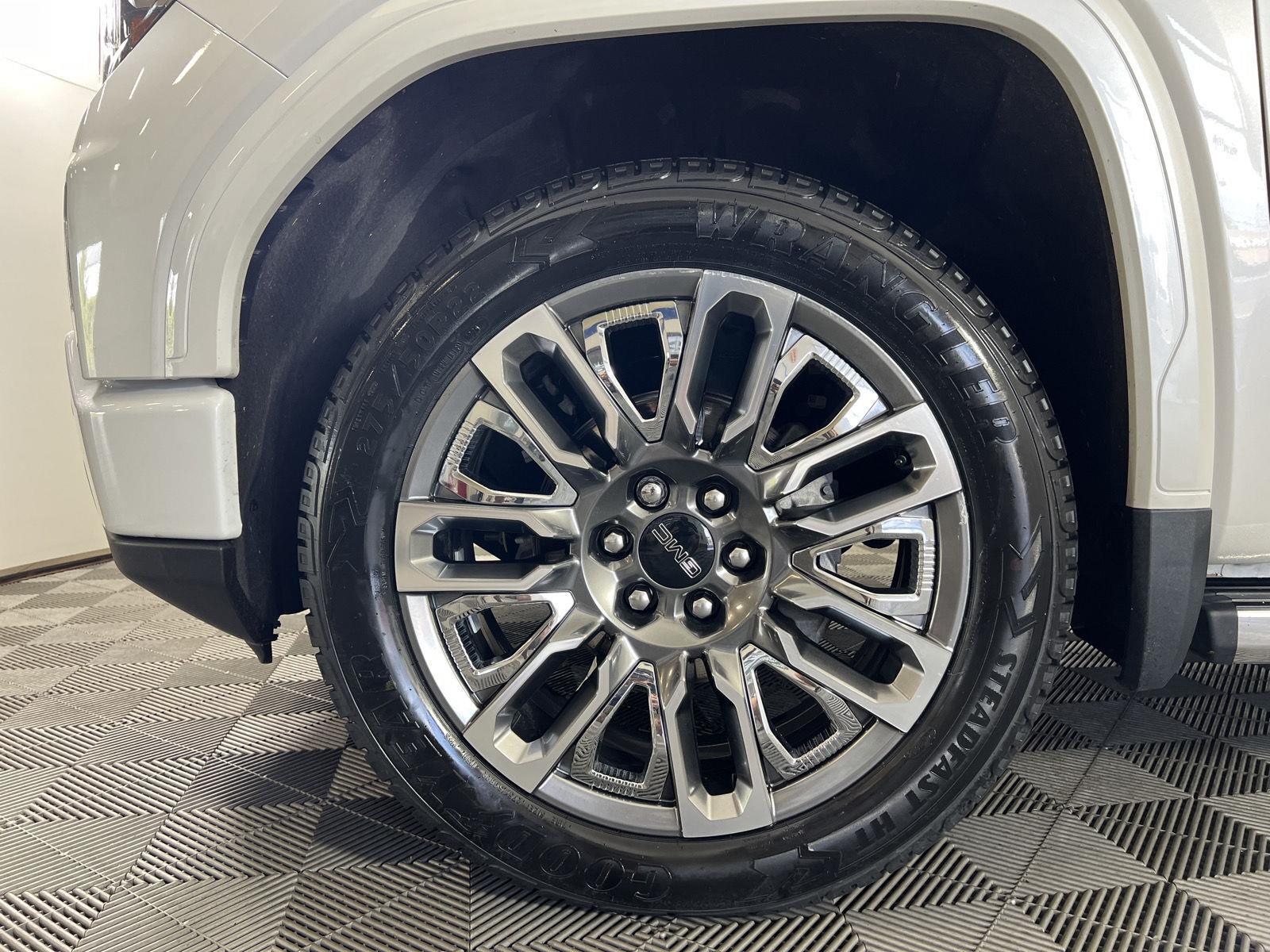 Used 2024 White Frost Tricoat GMC Denali Ultimate image 40
