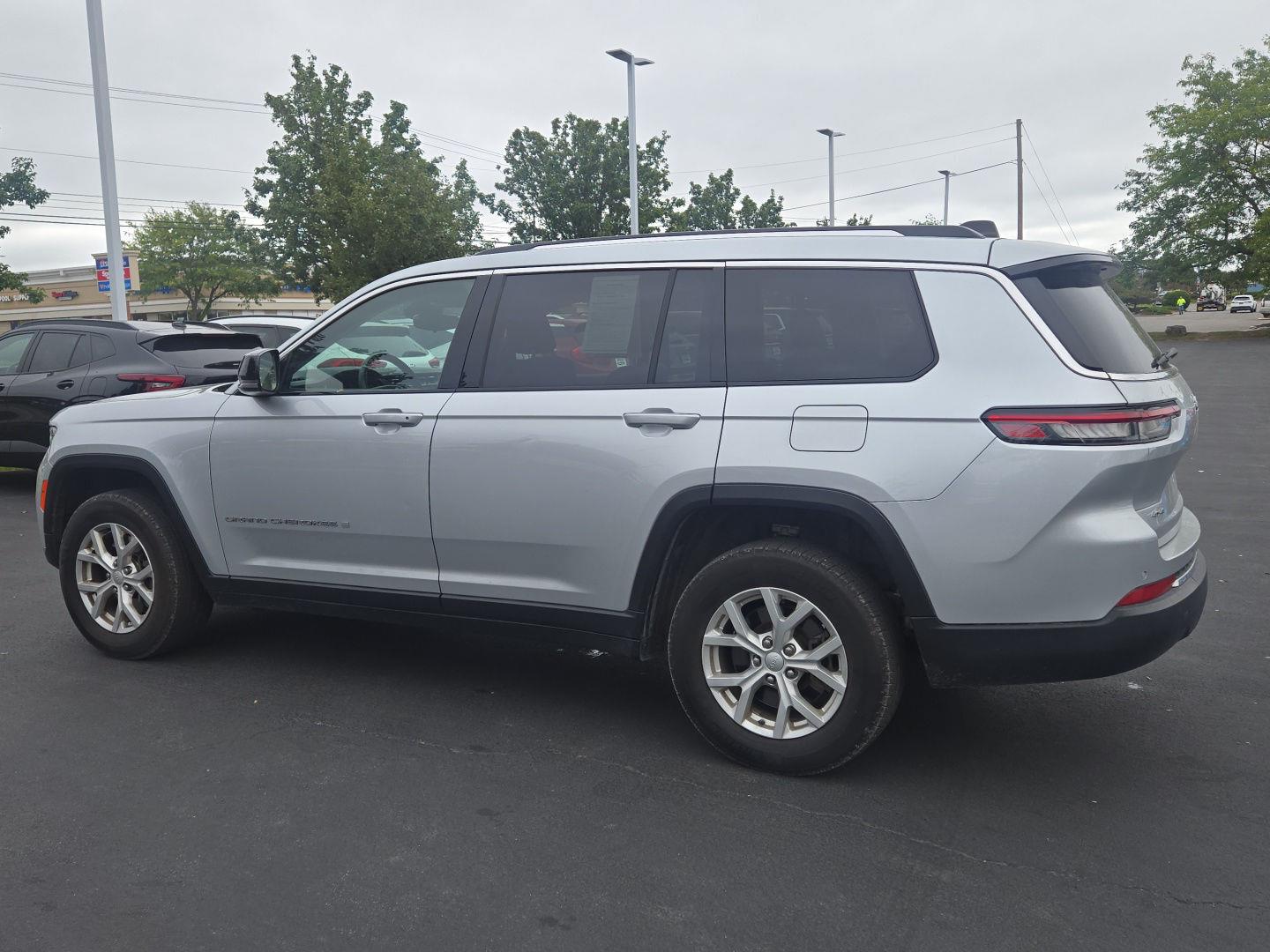 Used 2023 Silver Zynith Jeep Limited image 4