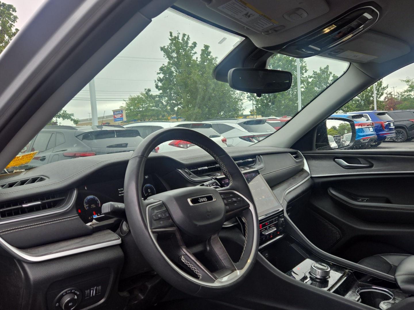 Used 2023 Silver Zynith Jeep Limited image 3