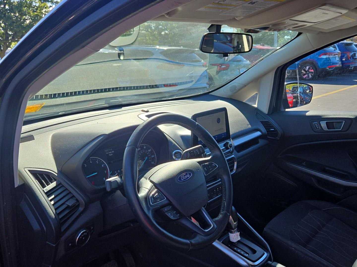 Used 2020 Shadow Black Ford SE image 3