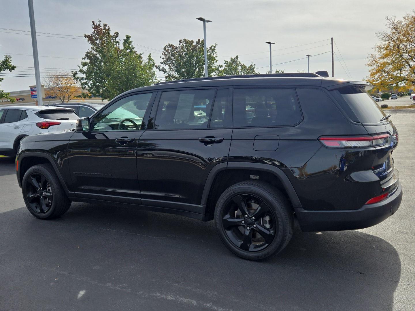 Used 2023 Diamond Black Crystal Pearlcoat Jeep Altitude image 7