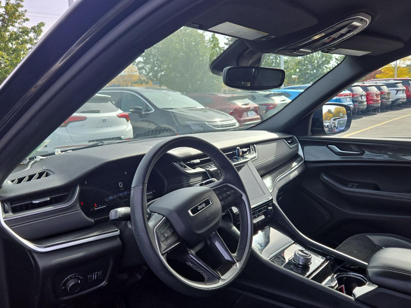 Used 2023 Diamond Black Crystal Pearlcoat Jeep Altitude image 6