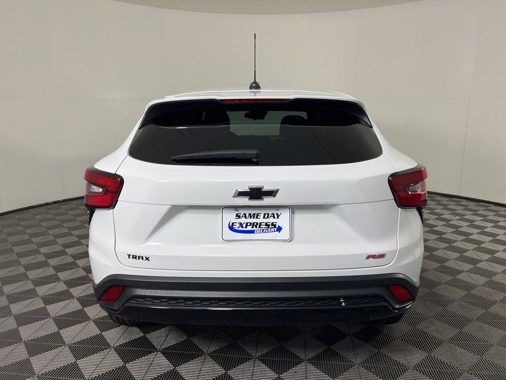 Used 2024 Summit White Chevrolet 1RS image 25