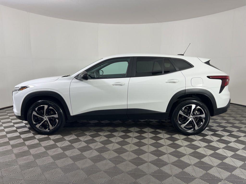 Used 2024 Summit White Chevrolet 1RS image 27