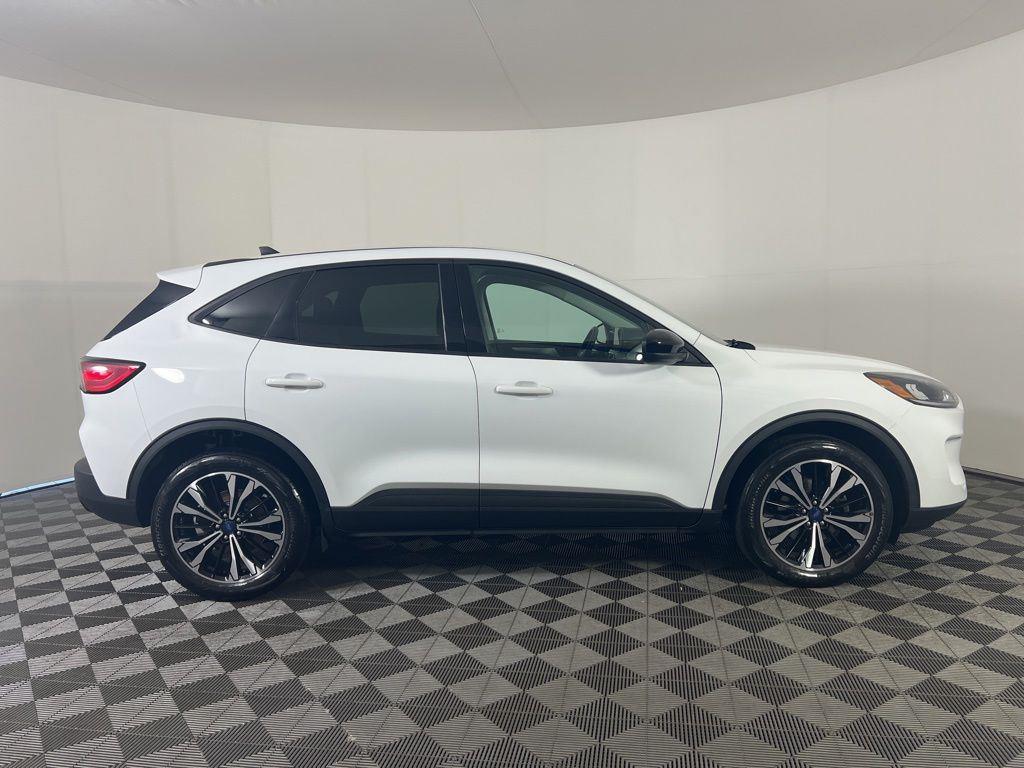 Used 2022 Oxford White Ford SE image 22
