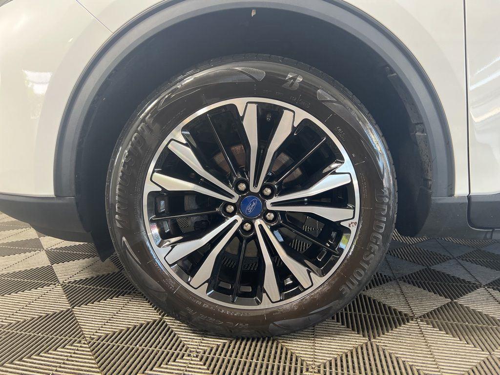 Used 2022 Oxford White Ford SE image 29