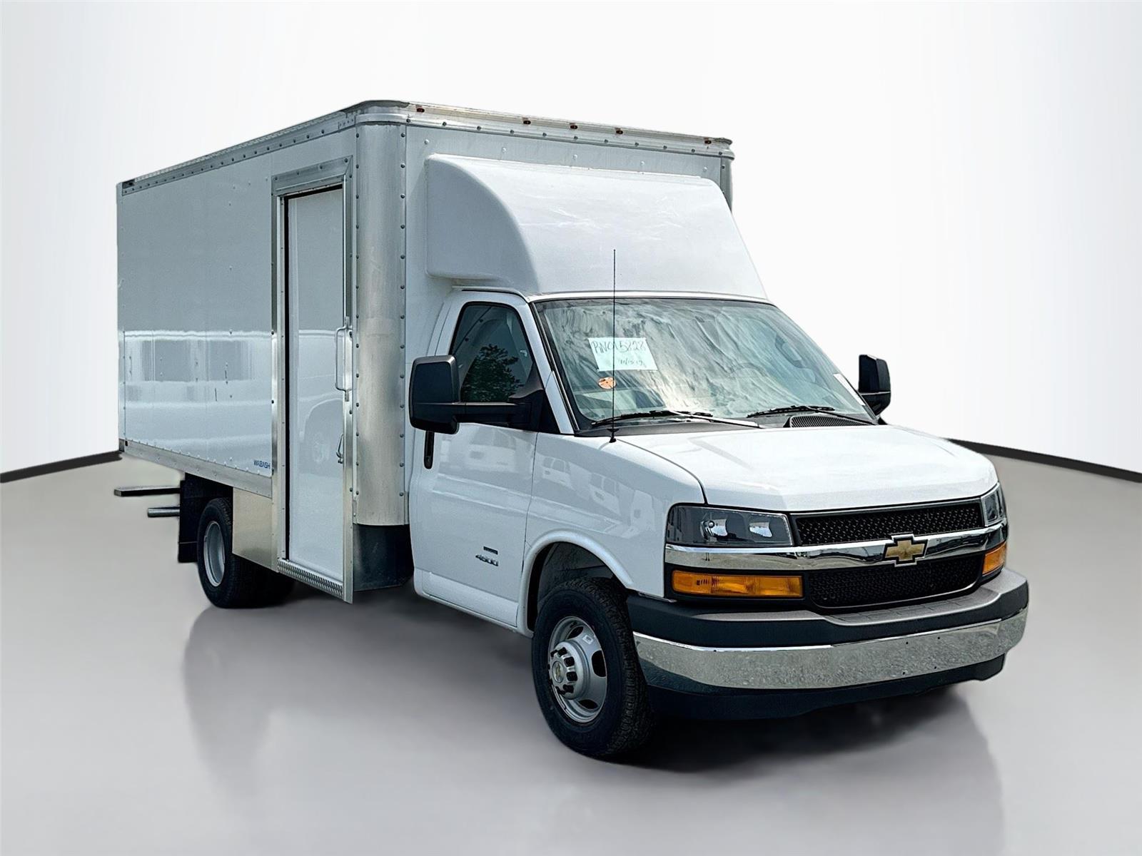 Summit White 2024 Chevrolet Express Chassis 4500 Cutaway 159 Van Rear-Wheel Drive 8-Speed Automatic