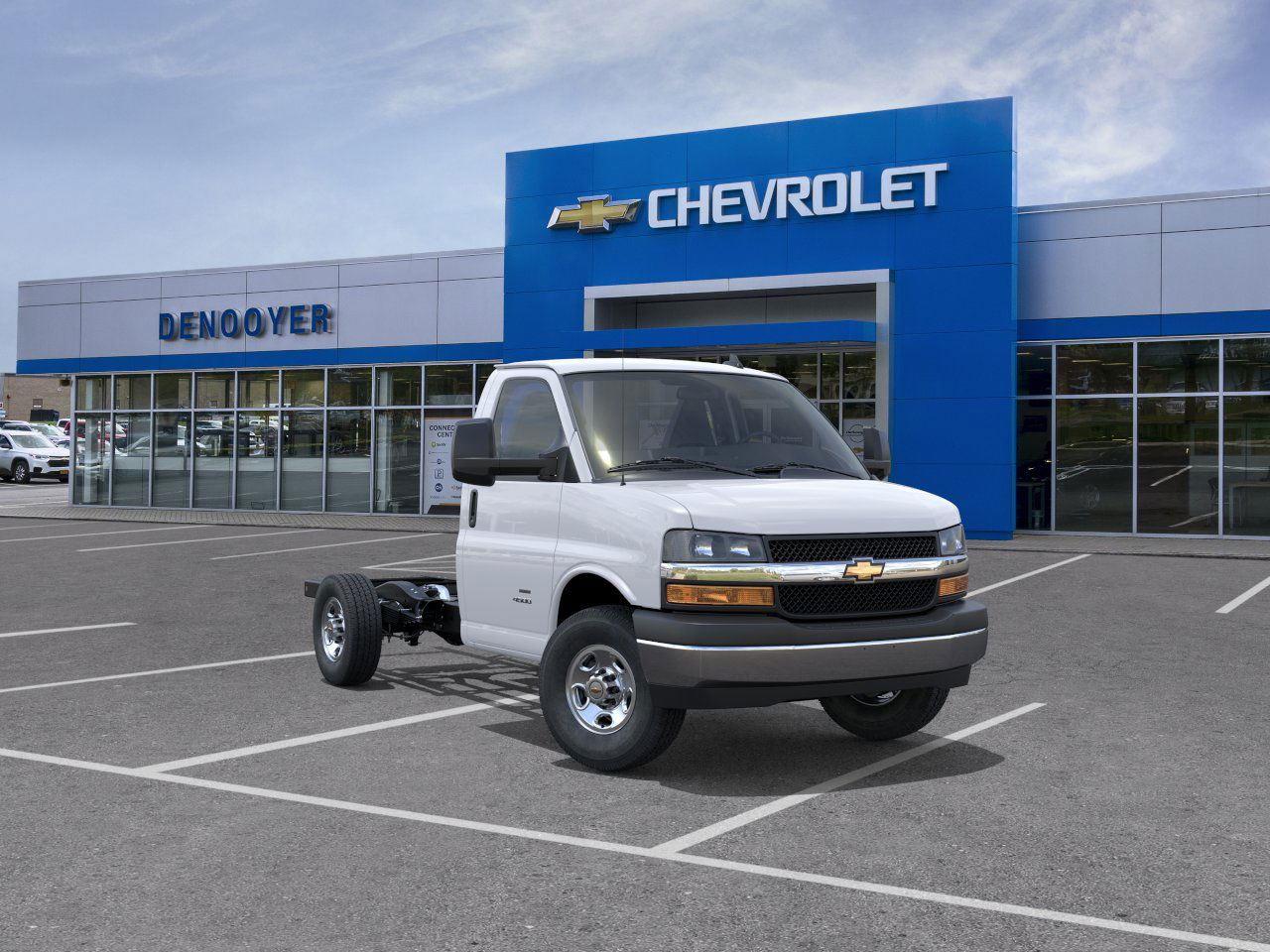 Summit White 2025 Chevrolet Express Chassis 3500 Cutaway 139 Van Rear-Wheel Drive 8-Speed Automatic