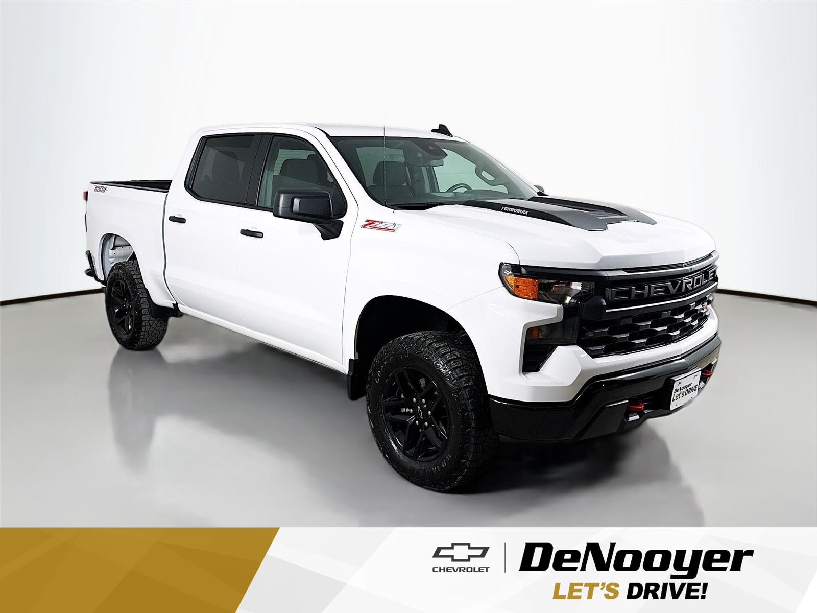 Summit White 2025 Chevrolet Silverado 1500 Custom Trail Boss Crew Cab 4WD Pickup Truck Four-Wheel Drive 8-Speed Automatic