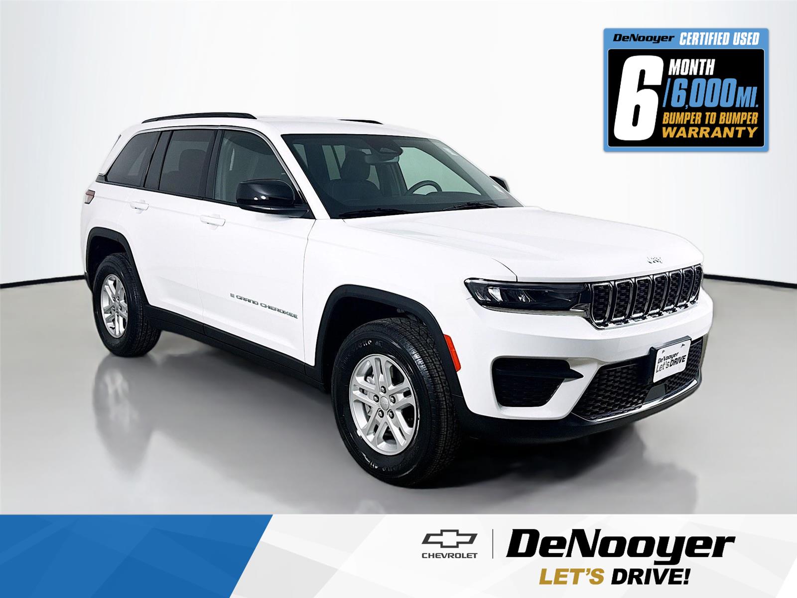 Bright White Clearcoat 2024 Jeep Grand Cherokee Laredo 4WD SUV / Crossover Four-Wheel Drive 8-Speed Automatic