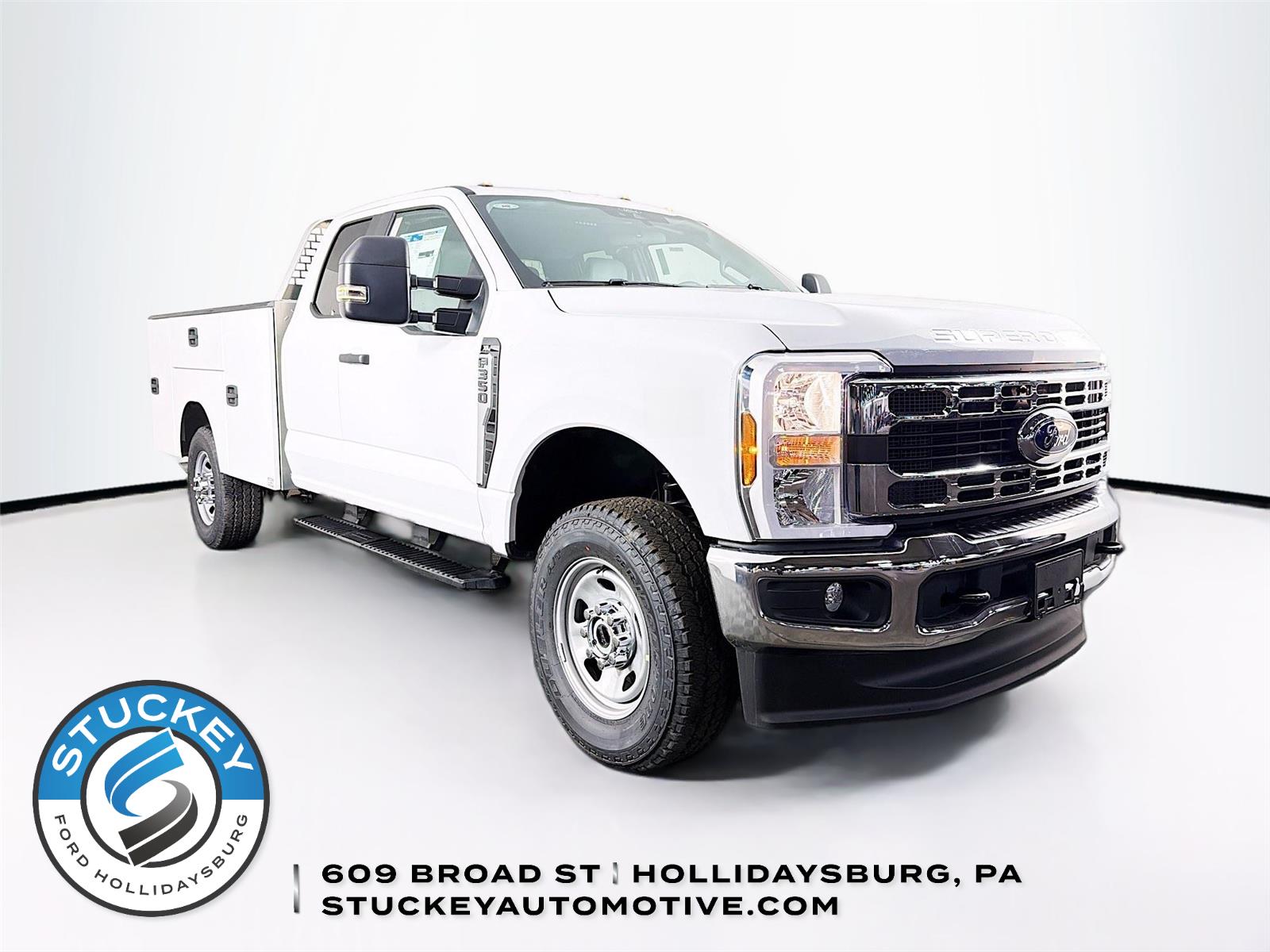 Oxford White 2026 Ford F-350 Super Duty Chassis XL SuperCab 4WD Pickup Truck Four-Wheel Drive Automatic