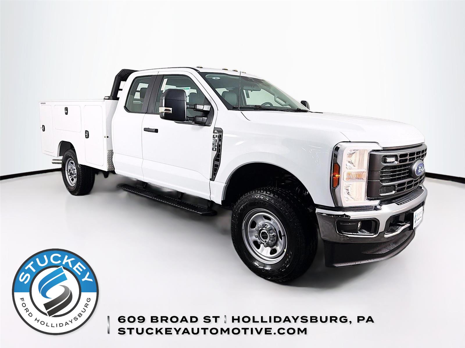 Oxford White 2026 Ford F-350 Super Duty Pickup Truck Four-Wheel Drive Automatic