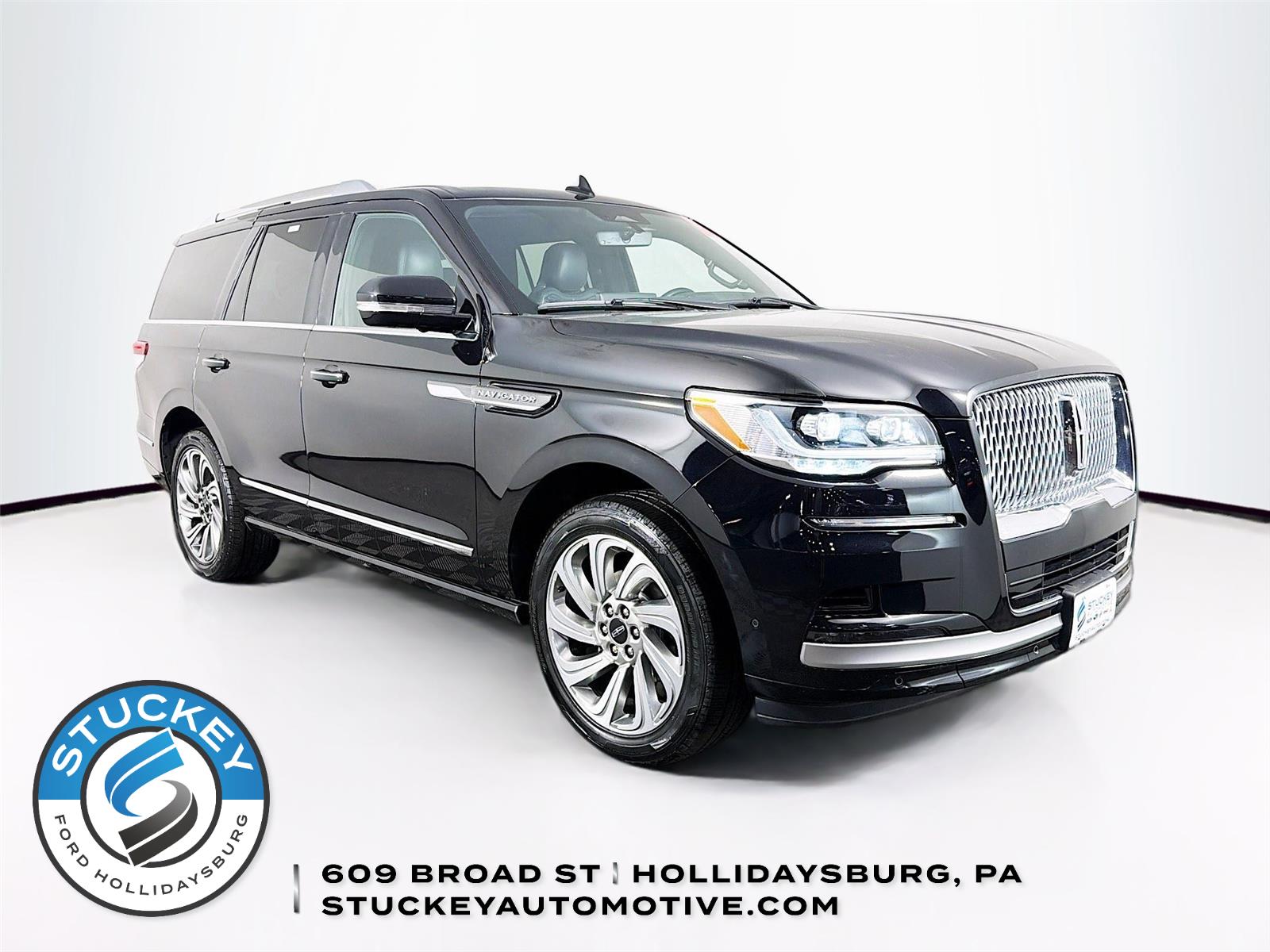 Infinite Black Metallic Clearcoat 2024 Lincoln Navigator SUV / Crossover Four-Wheel Drive Automatic
