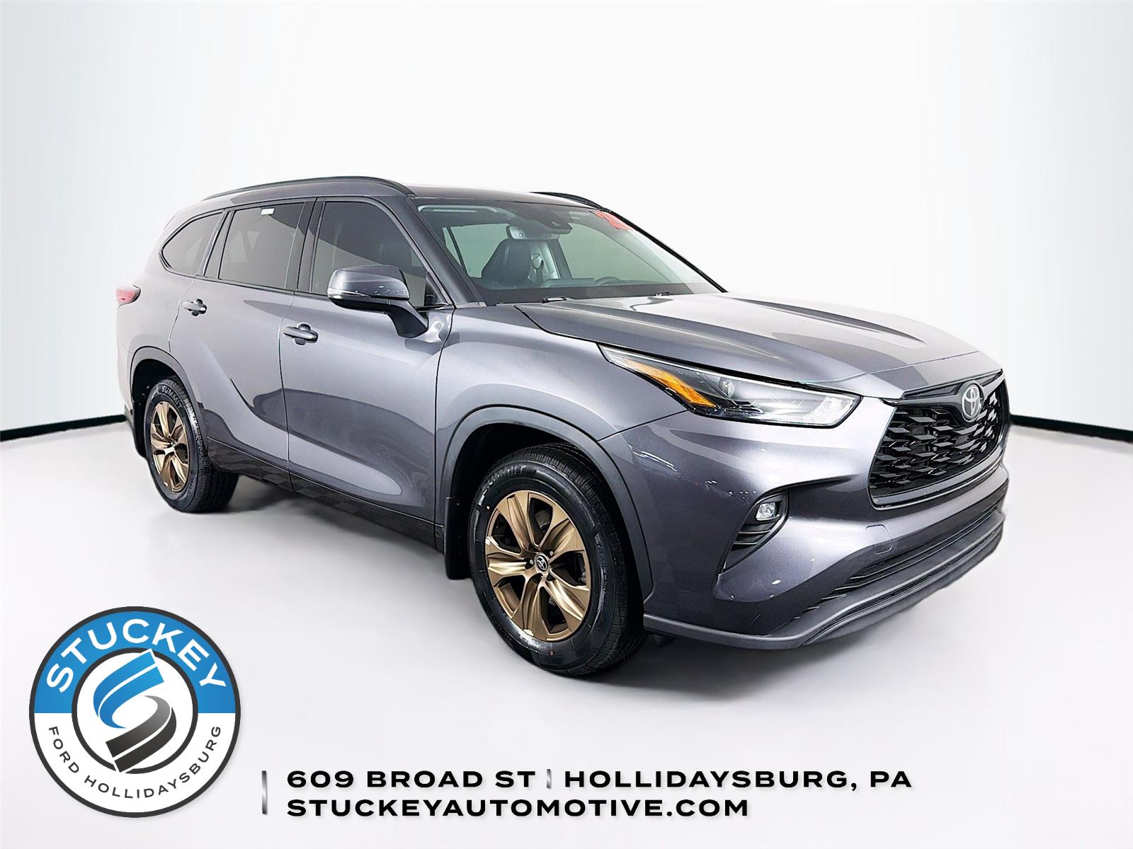 Magnetic Gray Metallic 2022 Toyota Highlander XLE AWD SUV / Crossover All-Wheel Drive 8-Speed Automatic