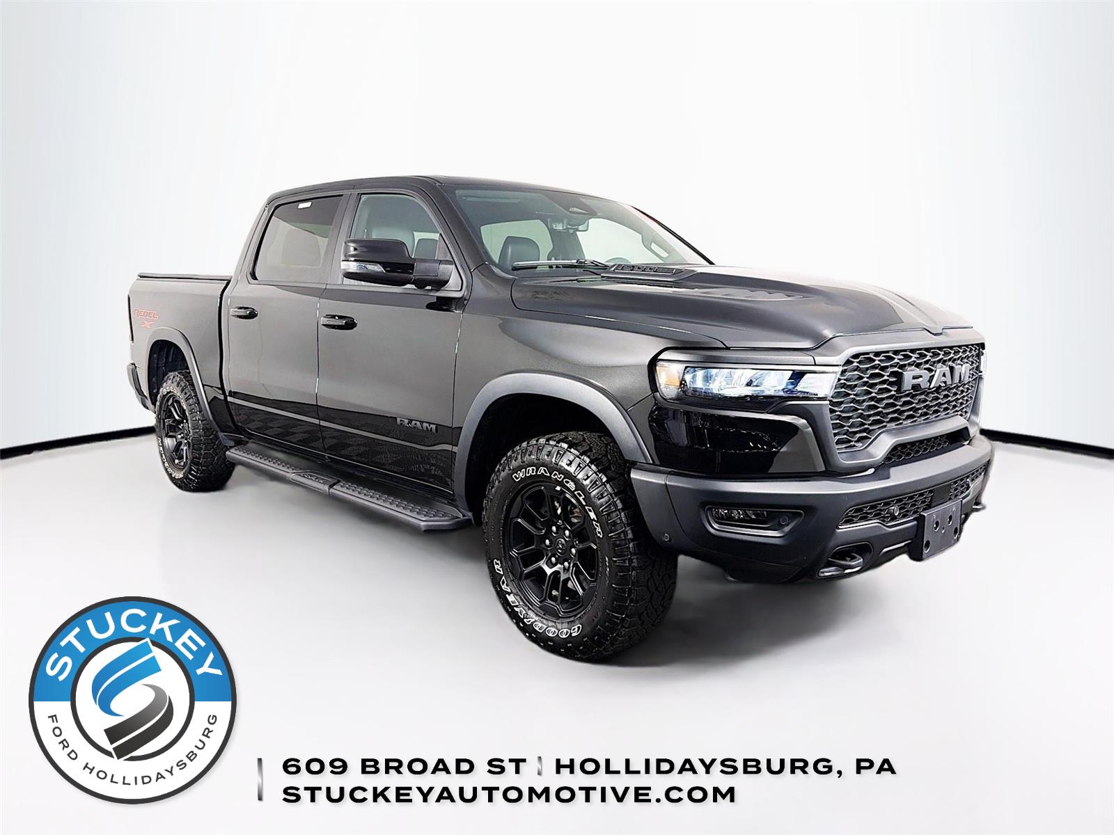 Diamond Black Crystal Pearlcoat 2025 RAM 1500 Pickup Truck Four-Wheel Drive 8-Speed Automatic