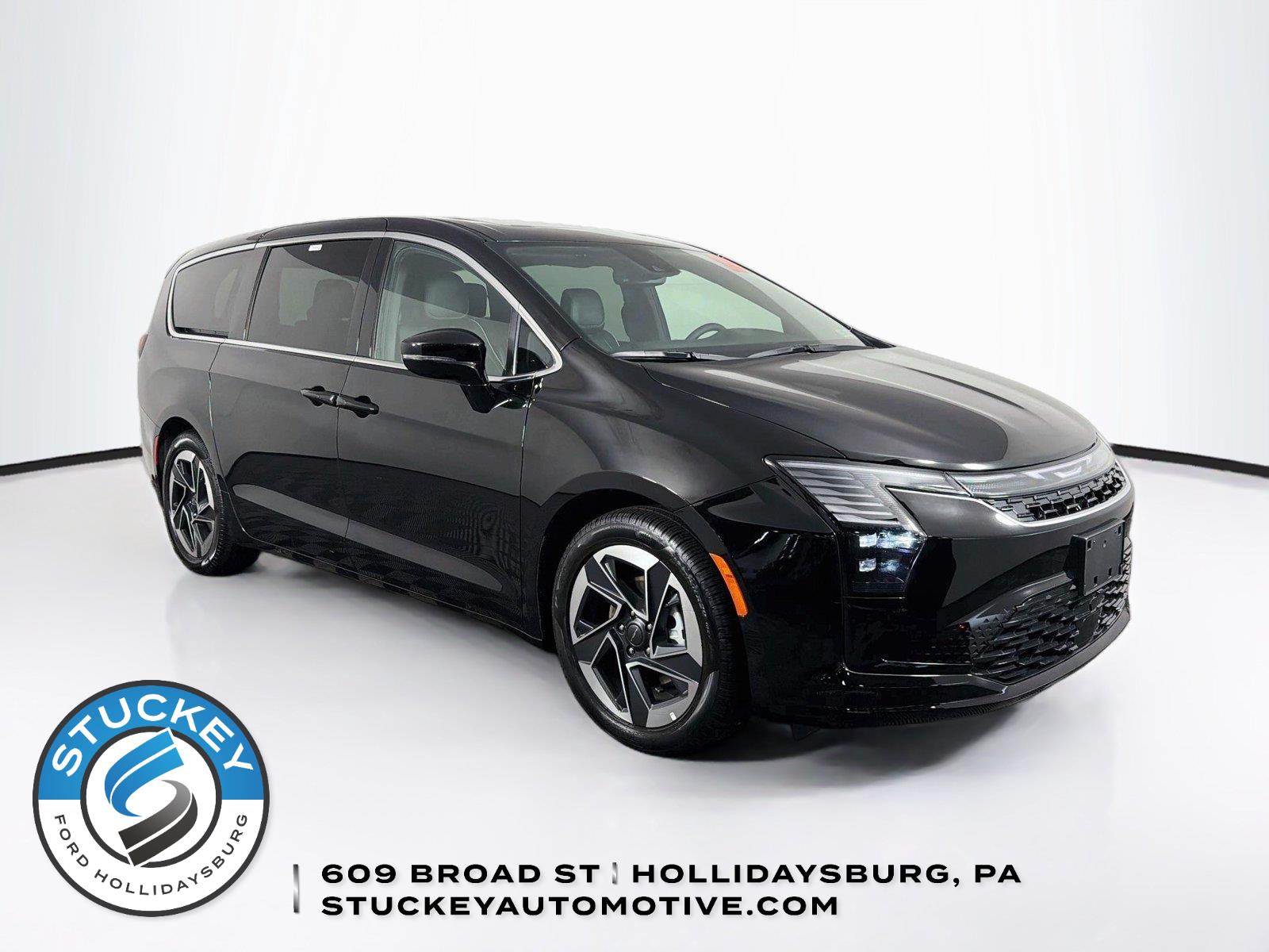 Diamond Black Crystal Pearlcoat 2027 Chrysler Pacifica Minivan Front-Wheel Drive 9-Speed Automatic