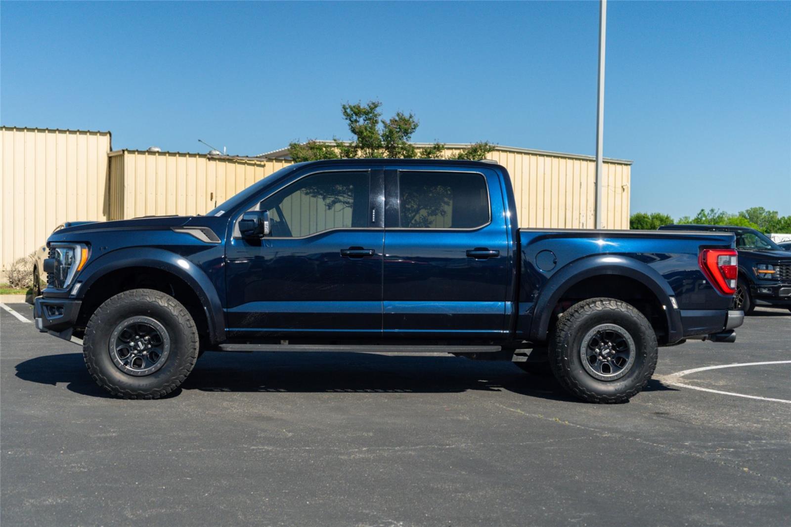 View vehicle photo 7