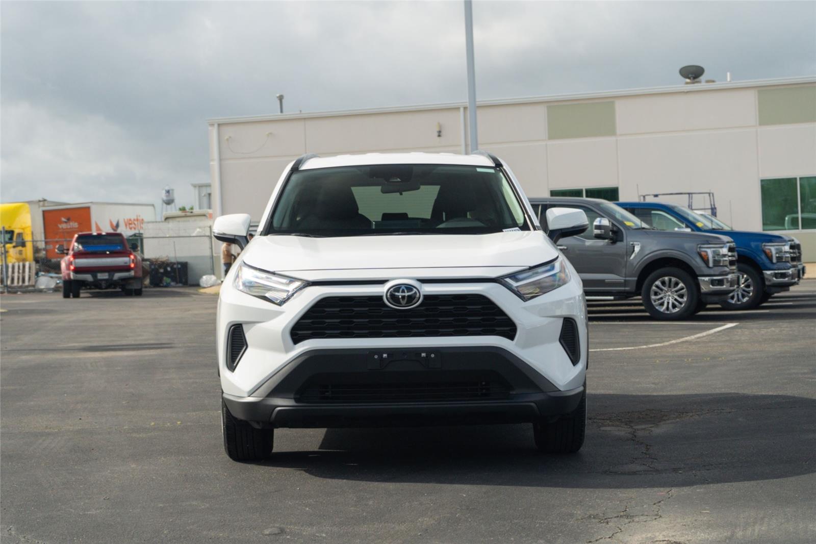 View vehicle photo 3