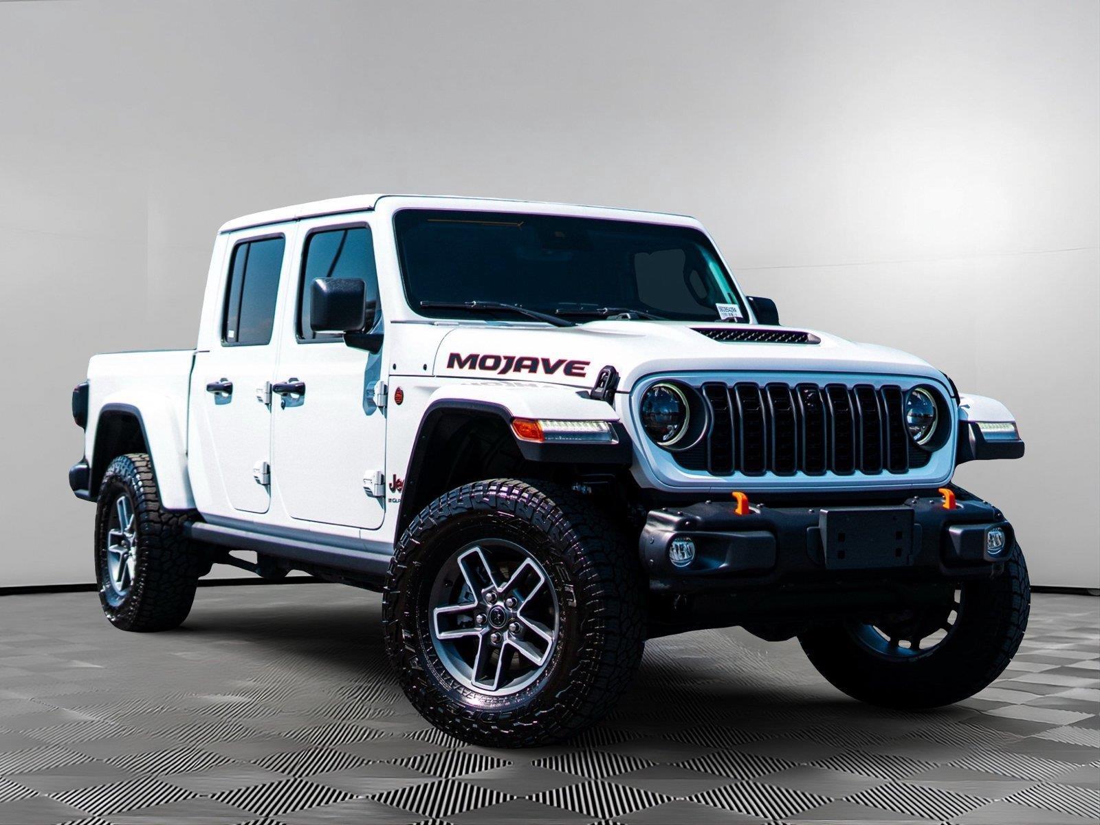 Bright White Clearcoat 2025 Jeep Gladiator Pickup Truck Four-Wheel Drive 8-Speed Automatic