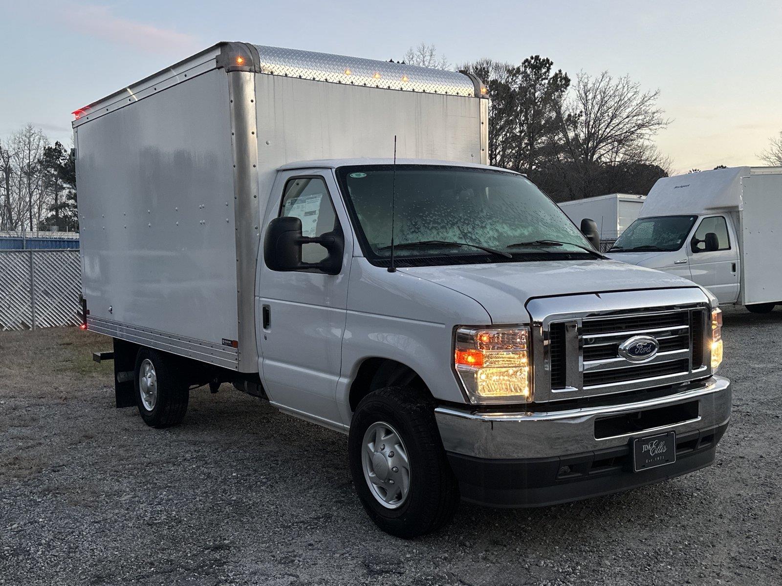 Oxford White 2025 Ford E-Series Chassis Pickup Truck Rear-Wheel Drive 6-Speed Automatic