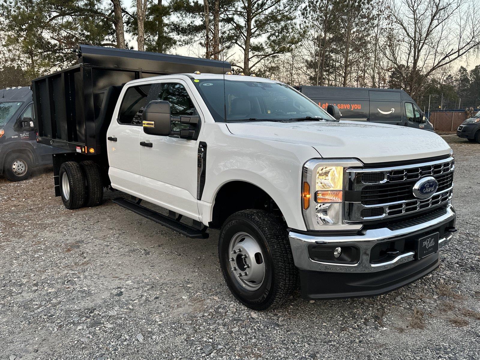 Oxford White 2026 Ford F-350 Super Duty Chassis Pickup Truck Four-Wheel Drive Automatic