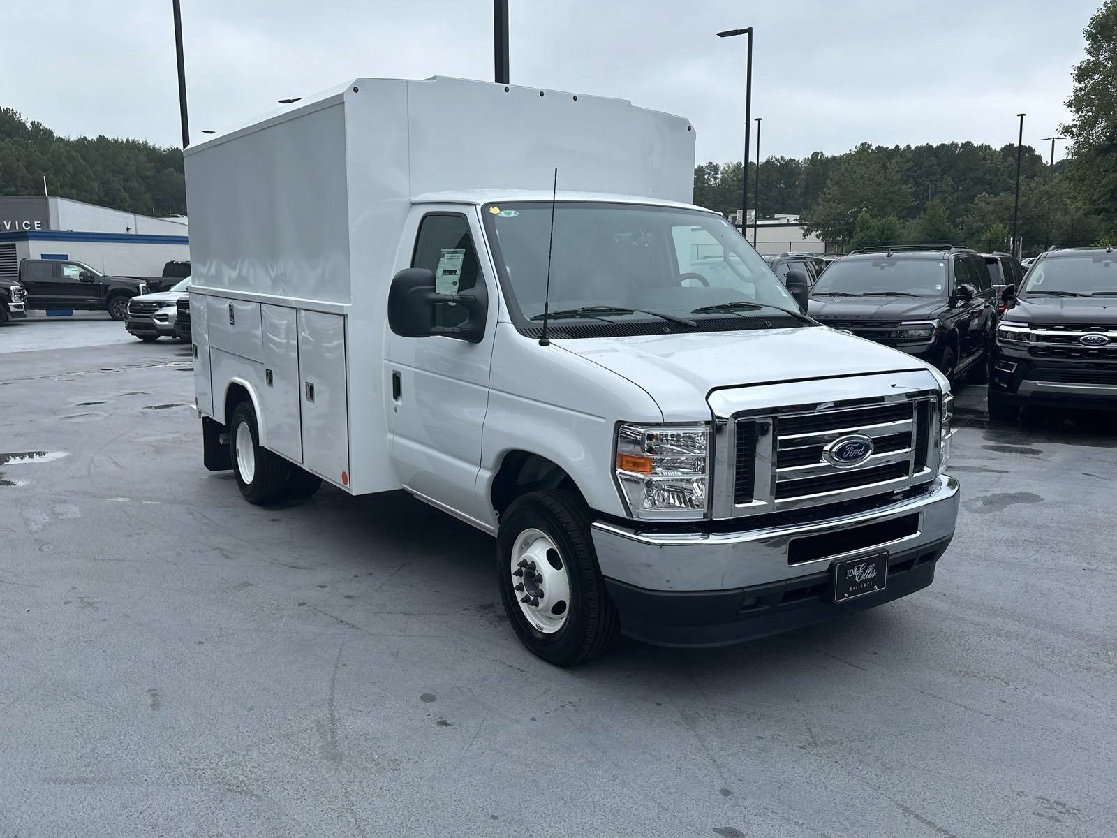 Oxford White 2025 Ford E-Series Chassis Pickup Truck Rear-Wheel Drive 6-Speed Automatic