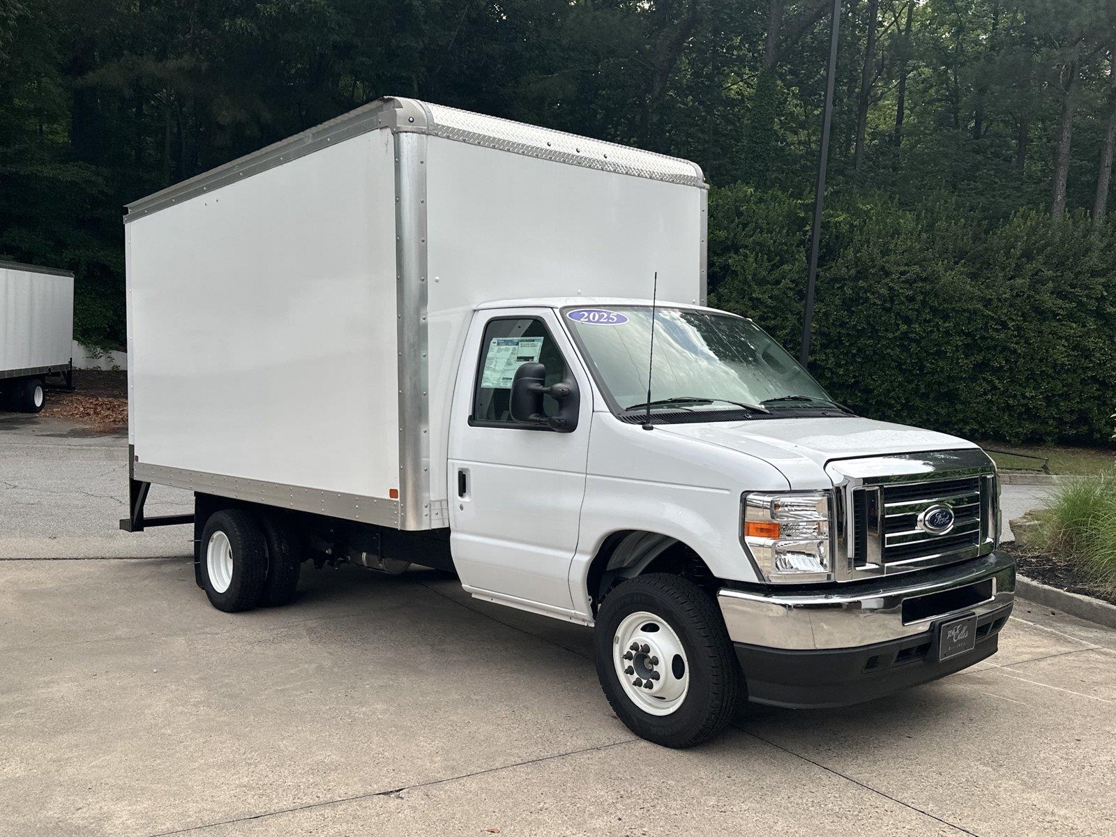 Oxford White 2025 Ford E-Series Chassis Pickup Truck Rear-Wheel Drive 6-Speed Automatic