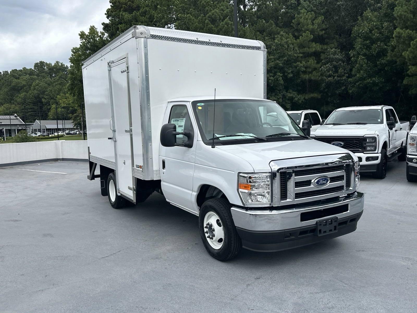 Oxford White 2025 Ford E-Series Chassis Pickup Truck Rear-Wheel Drive 6-Speed Automatic