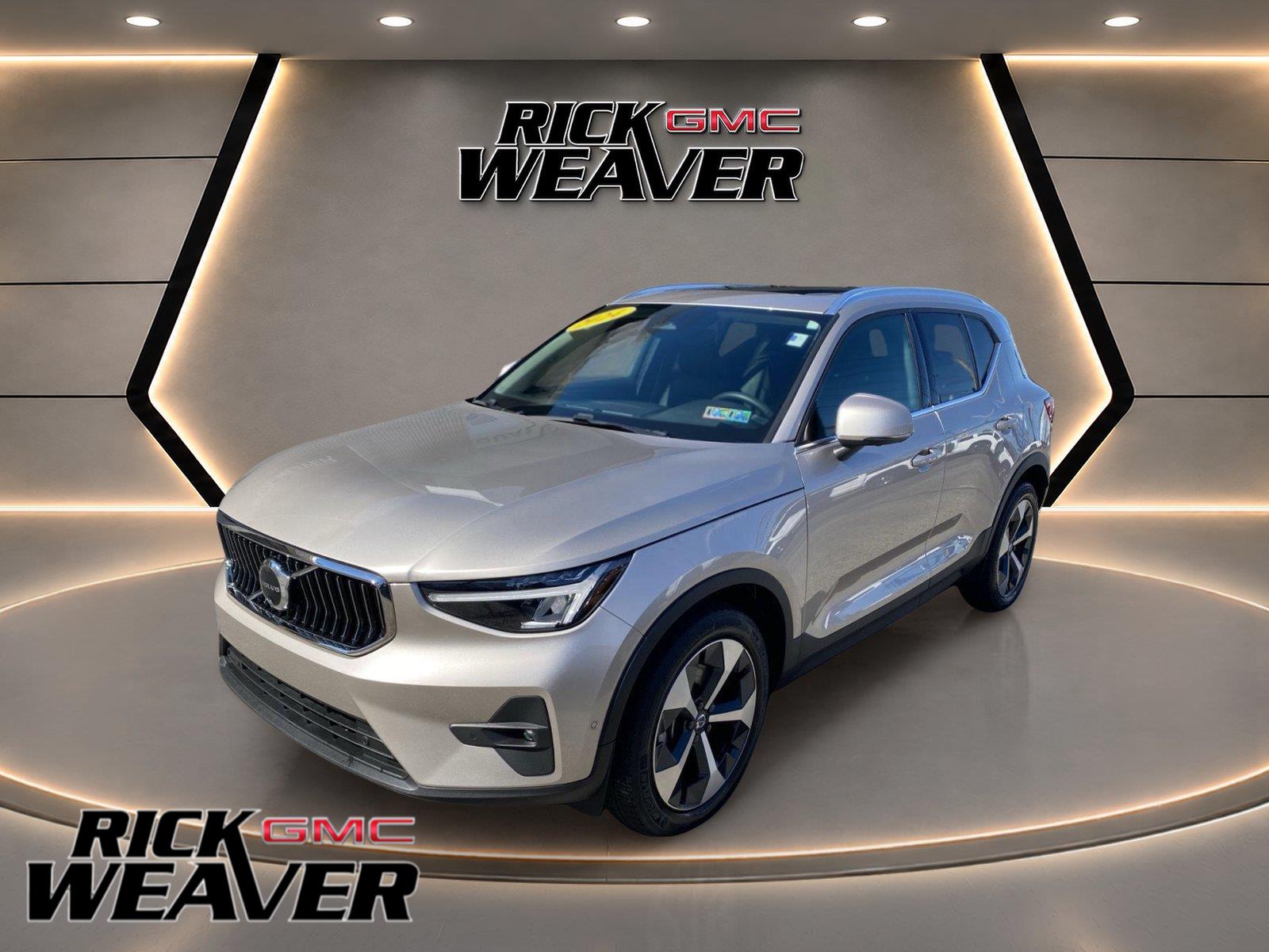  2024 Volvo XC40 B5 Plus Bright Theme AWD   