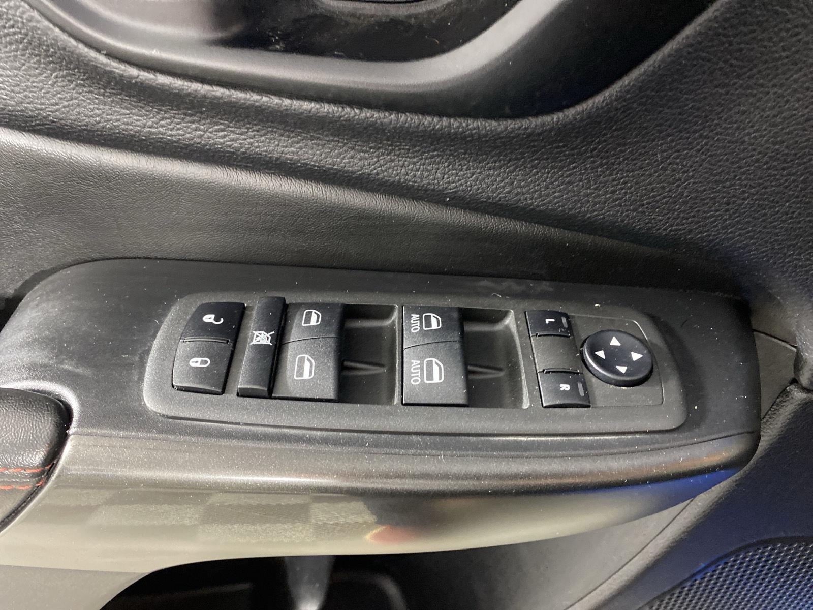 Used 2022 Hydro Blue Pearlcoat Jeep Trailhawk image 12