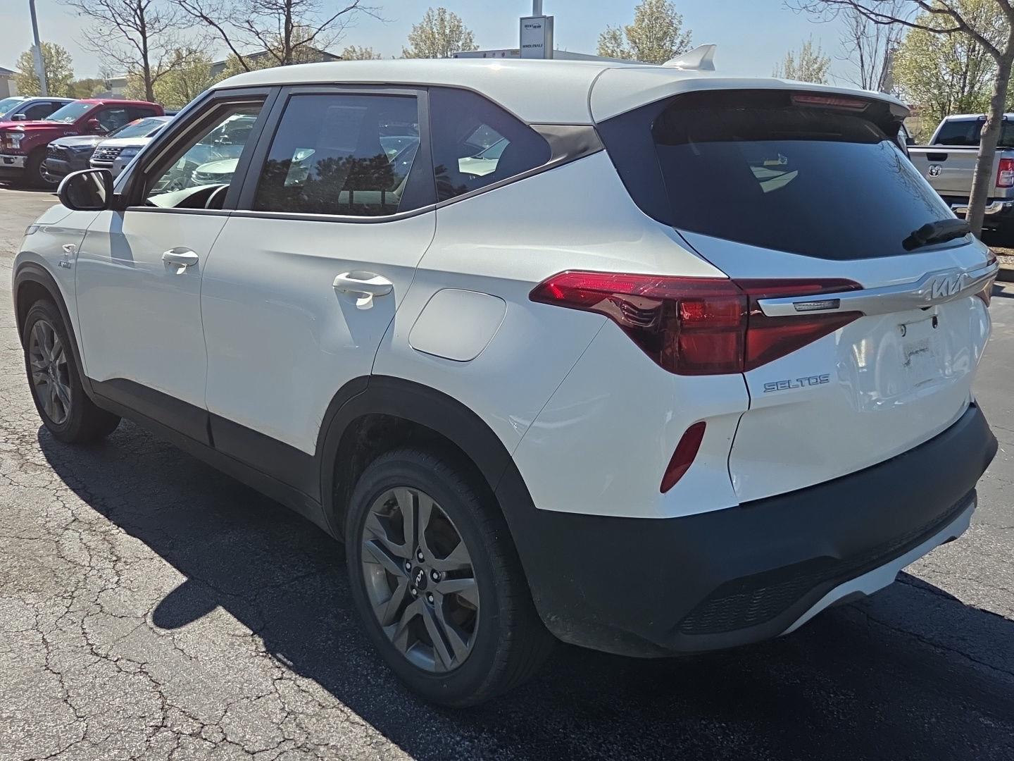 Used 2022 Snow White Pearl Kia LX image 4