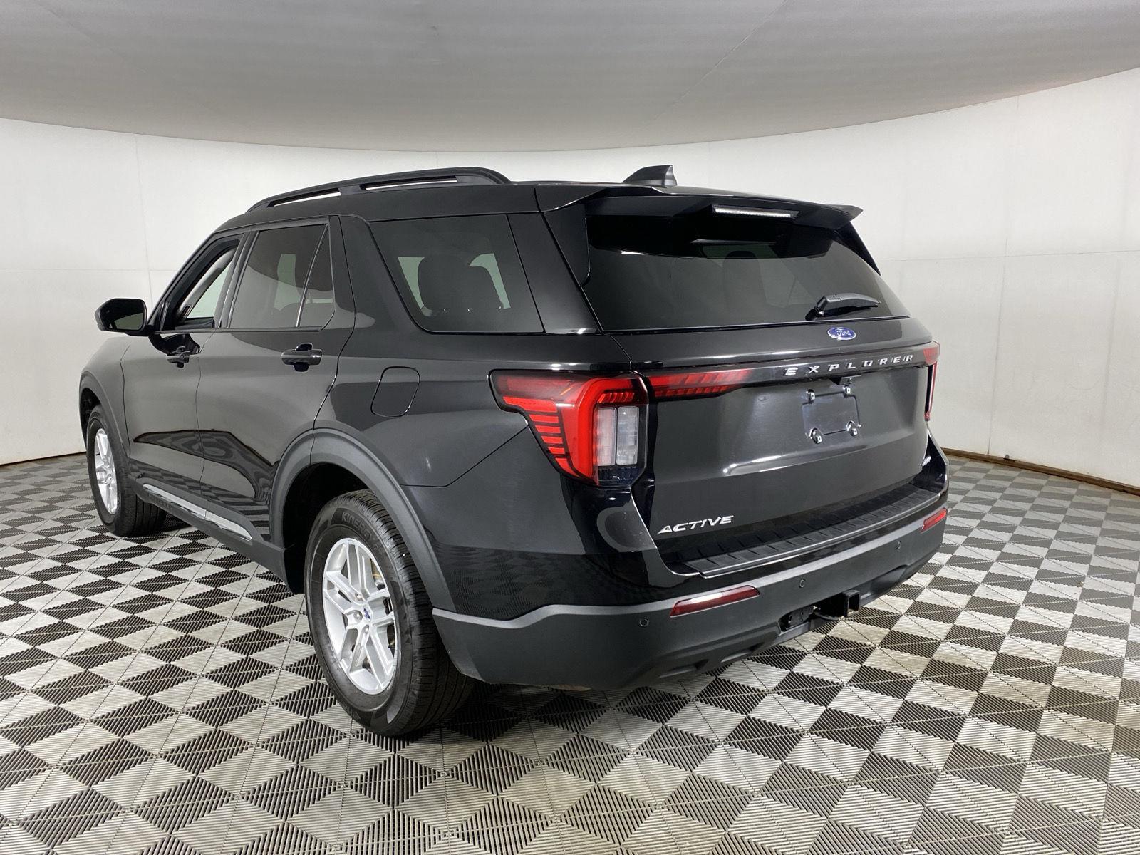 Used 2025 Agate Black Metallic Ford Active image 8